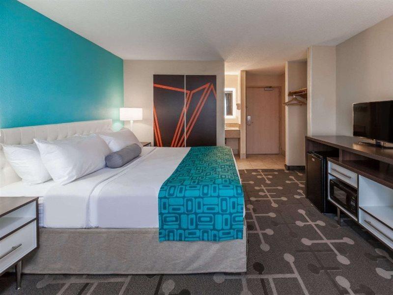 Howard Johnson By Wyndham Romulus Detroit Metro Airport Exterior photo