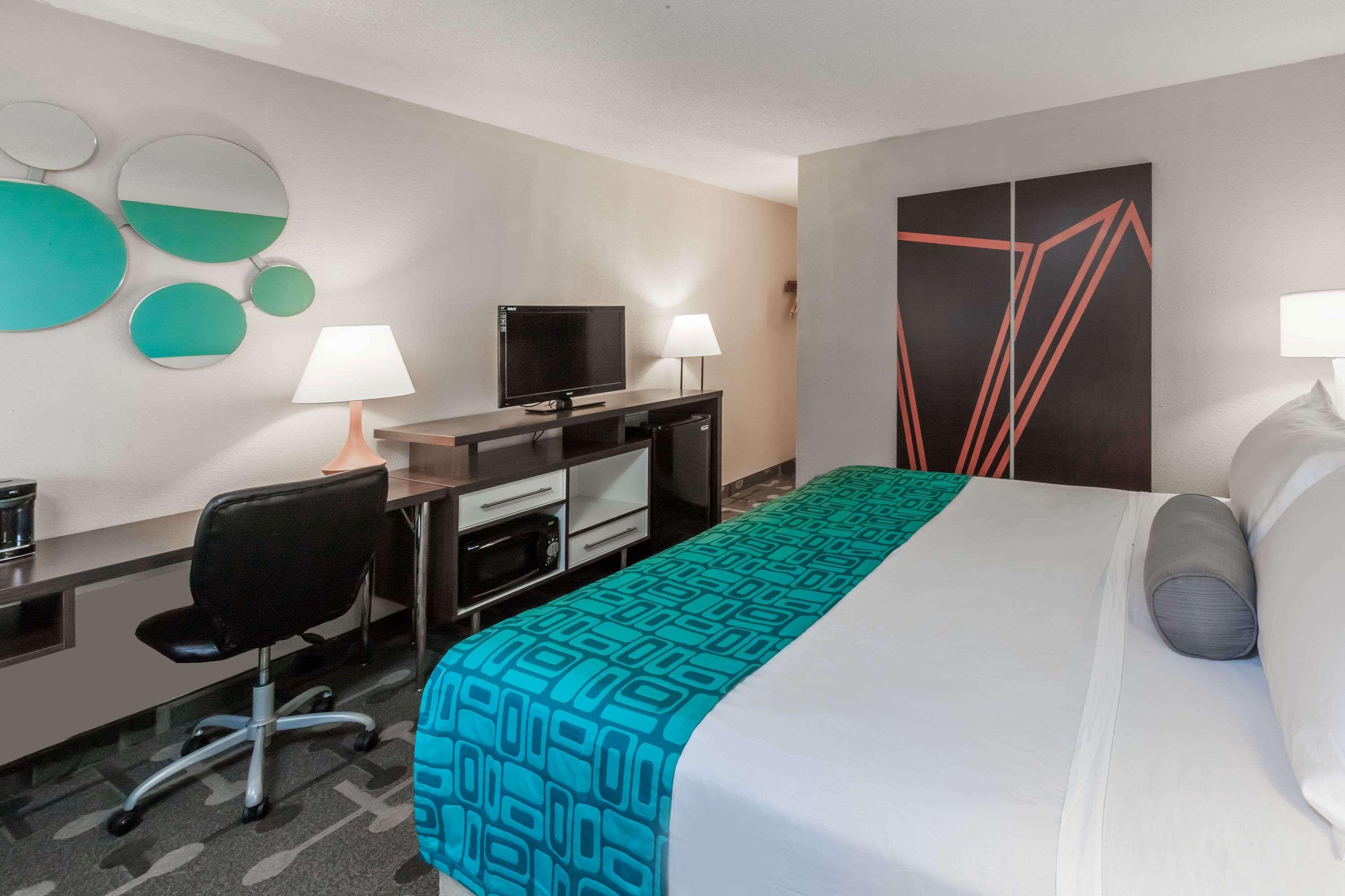 Howard Johnson By Wyndham Romulus Detroit Metro Airport Exterior photo