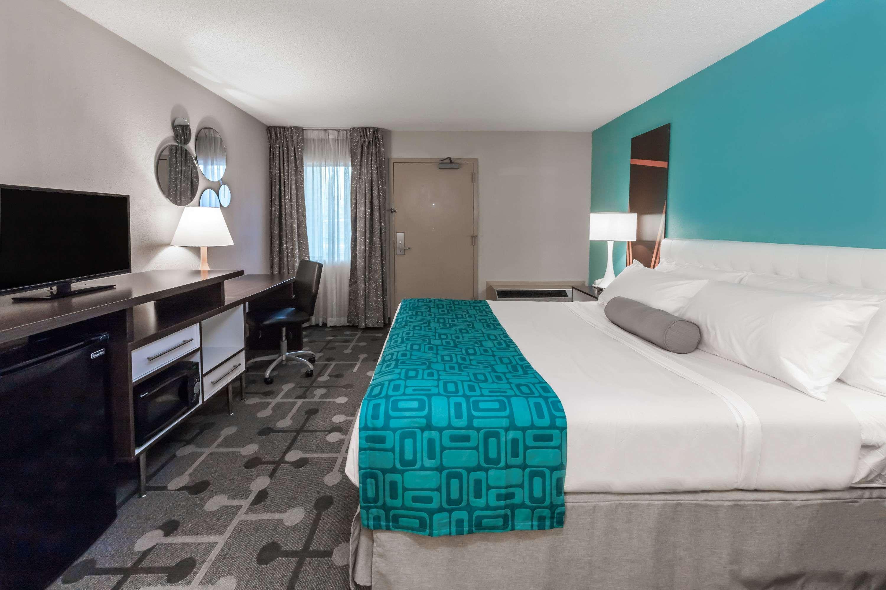 Howard Johnson By Wyndham Romulus Detroit Metro Airport Exterior photo