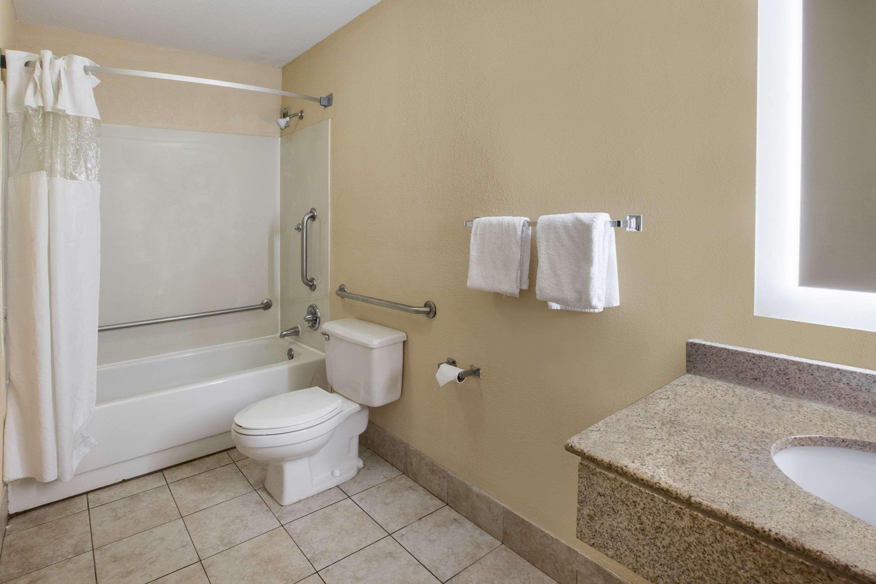 Howard Johnson By Wyndham Romulus Detroit Metro Airport Exterior photo