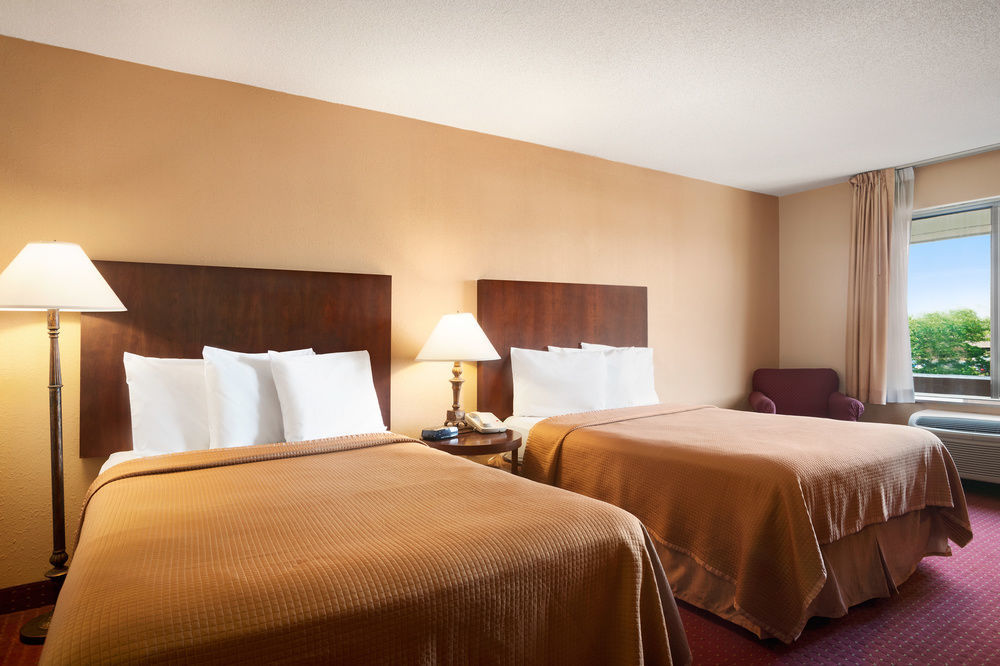 Howard Johnson By Wyndham Romulus Detroit Metro Airport Exterior photo