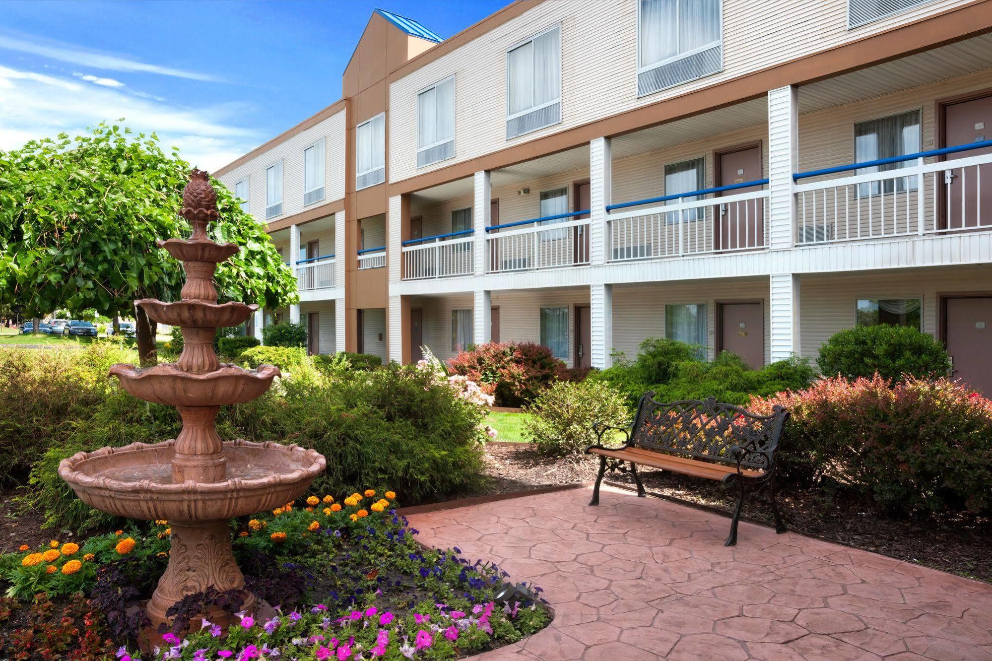 Howard Johnson By Wyndham Romulus Detroit Metro Airport Exterior photo