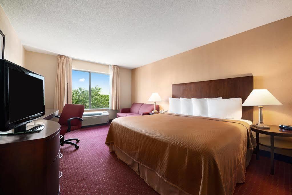 Howard Johnson By Wyndham Romulus Detroit Metro Airport Exterior photo